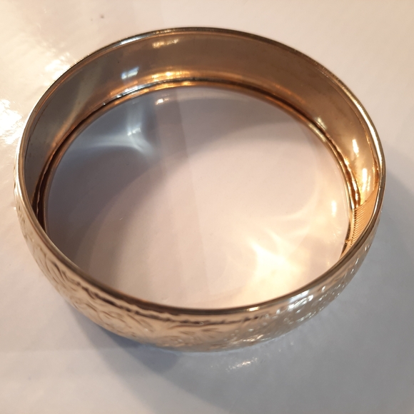 Elegant Gold Floral Bangle Bracelet - Picture 2 of 7